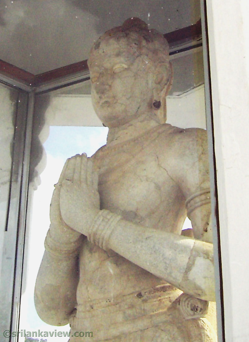 King Dutugamunu statue